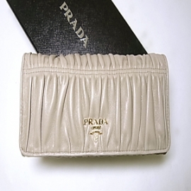 財布 コピー プラダ N級品 ナッパゴーフル　二つ折長財布（ポミーチェ）1M1132