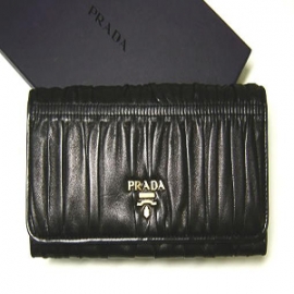 財布 コピー プラダ N級品 ナッパゴーフル　二つ折長財布（ブラック）1M1132